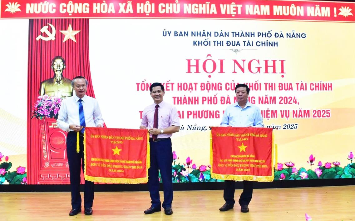 Phó Chủ tịch HĐND TP Đoàn Ngọc Hùng Anh (người đứng giữa) tăng Bằng khen của Chủ tịch UBND TP cho 2 đơn vị.