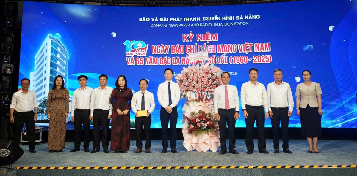 Phó Bí thư Thường trực Thành ủy Nguyễn Đình Vĩnh trao bằng khen của Chủ tịch UBND thành phố cho các tập thể, cá nhân.