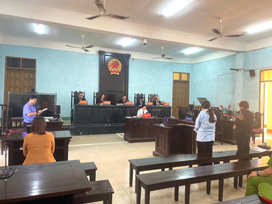 Hai bị cáo Đỗ Thị Thu Hiền (phải) và Đinh Thị Giang tại phiên tòa sơ thẩm.