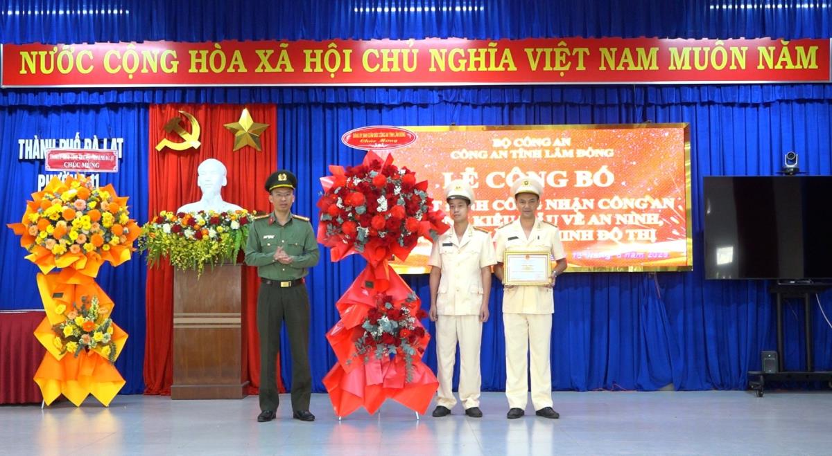Thượng tá Phạm Thanh Hùng trao Chứng nhận "Công an phường điển hình, kiểu mẫu về an ninh, trật tự và văn minh đô thị" cho Công an phường 11.