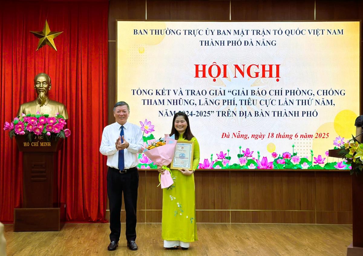 Bà Nguyễn Thị Anh Thi-Phó chủ tịch UBND thành phố Đà Nẵng trao giải cho các tác giả có tác phẩm đạt giải