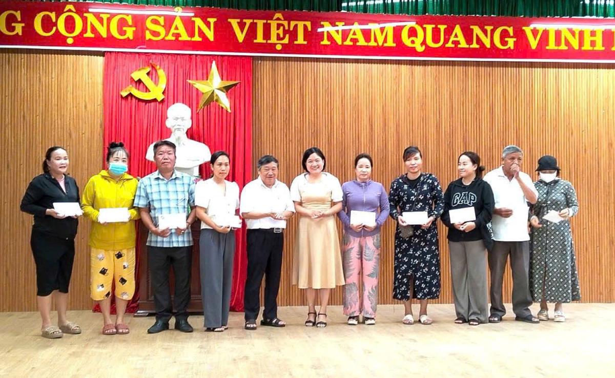 Trao tiền hỗ trợ sửa chữa mái ấm tình thương cho cô Nguyễn Thị Học.