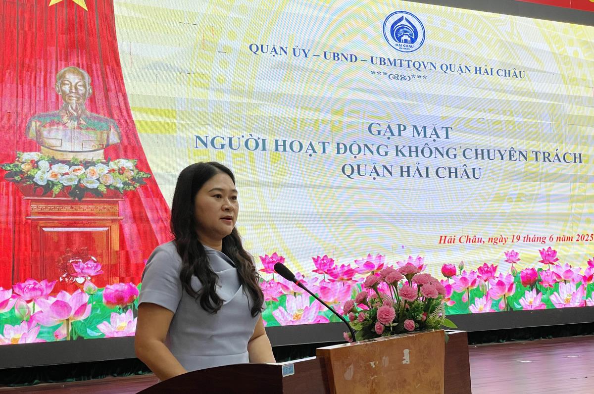 Bí thư Quận ủy Hải Châu Cao Thị Huyền Trân gặp mặt, trao đổi với người hoạt động không chuyên trách.