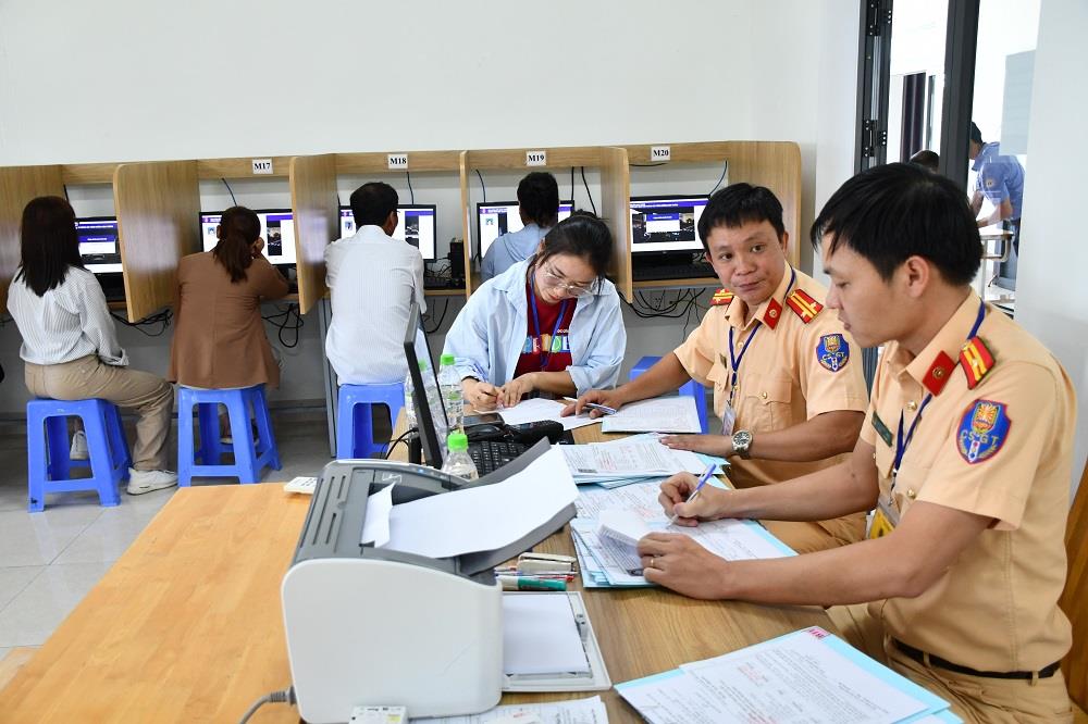 Đo nồng độ cồn các học viên tham gia sát hạch, cấp giấy phép lái xe.