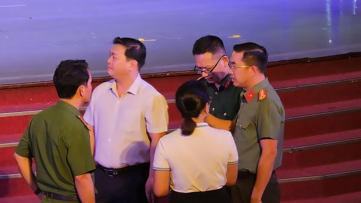 Đại tá Nguyễn Đại Đồng và đại diện Cục Xây dựng phong trào bảo vệ an ninh Tổ quốc kiểm tra công tác chuẩn bị cho Ngày hội.