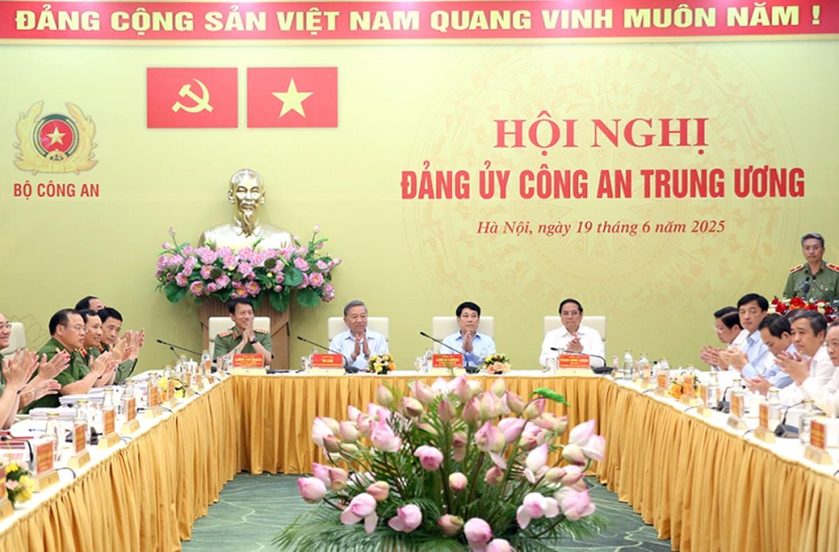 Các đồng chí Thứ trưởng Bộ Công an và đại biểu tham dự hội nghị.