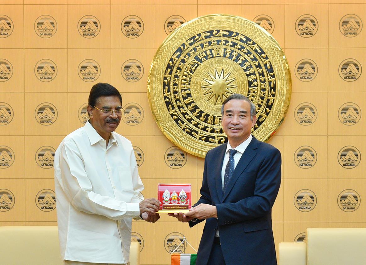 Thống đốc bang Odisha (Ấn Độ) Hari Babu Kambhampati (bên trái) tặng quà lưu niệm đến Chủ tịch UBND thành phố Lê Trung Chinh.