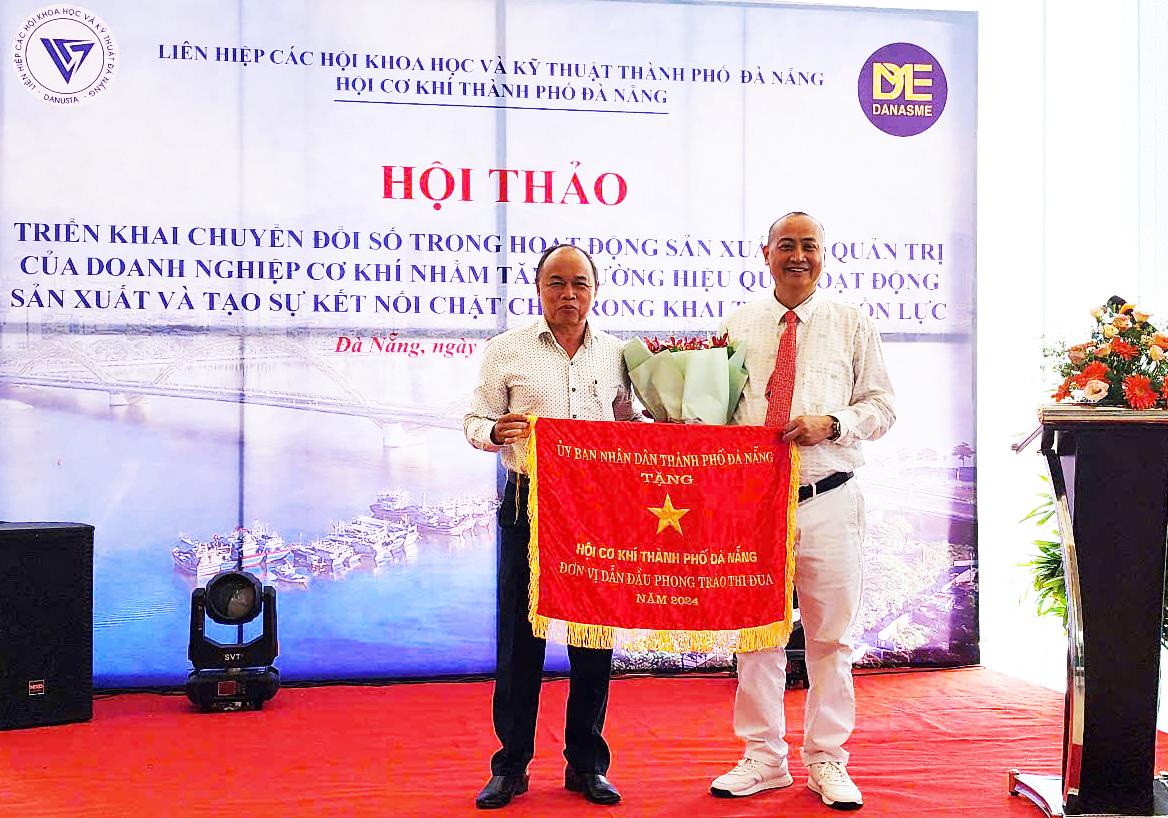 Lãnh đạo Liên hiệp các hội Khoa học và Kỹ thuật Đà Nẵng trao “Cờ Đơn vị dẫn đầu phong trào thi đua” cho Hội Cơ khí TP Đà Nẵng.
