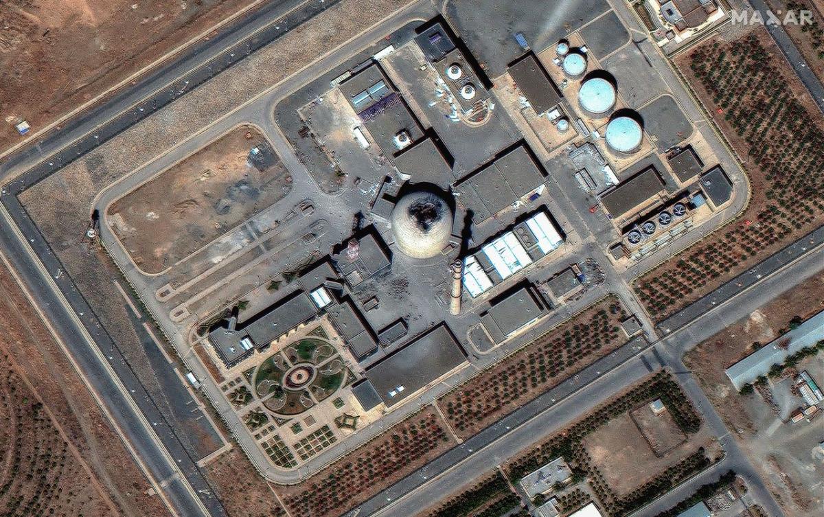 Hình ảnh vệ tinh cận cảnh cho thấy mái vòm lò phản ứng nước nặng Arak của Iran bị phá vỡ sau các cuộc không kích của Israel. Ảnh: Maxar Technologies