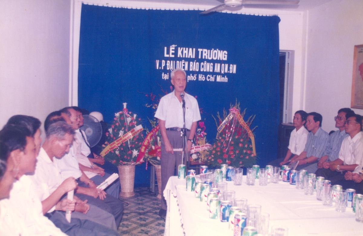 Phóng viên Báo Công an TP Đà Nẵng cứu người dân trong lúc bão Xangsane đổ bộ.