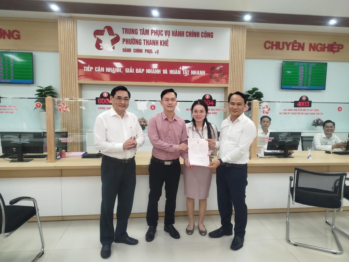 Phó Bí thư Thường trực Thành ủy Nguyễn Đình Vĩnh quét mã QR để tìm hiểu các thr tục tại Trung tâm.