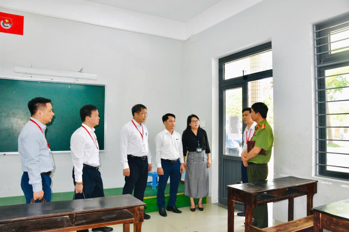 Đoàn công tác BCĐ cấp quốc gia Kỳ thi tốt nghiệp THPT 2025 kiểm tra công tác chuẩn bị tại điểm Trường THPT Hoàng Hoa Thám, TP Đà Nẵng.