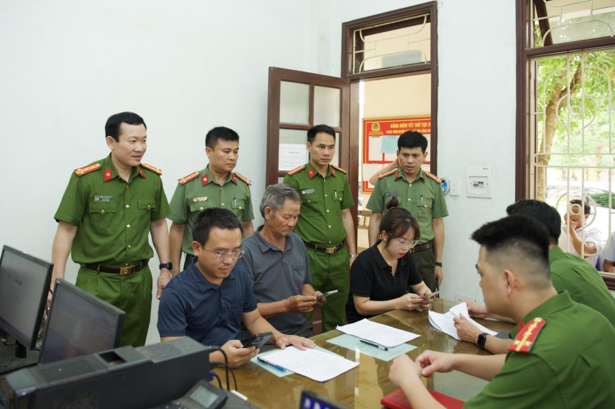 Đại tá Trần Quang Hiếu - Phó Giám đốc Công an tỉnh Quảng Bình cùng Đoàn công tác trực tiếp kiểm tra, đánh giá thực tế công tác chuẩn bị và vận hành thử nghiệm tại trụ sở Công an xã Phong Nha.