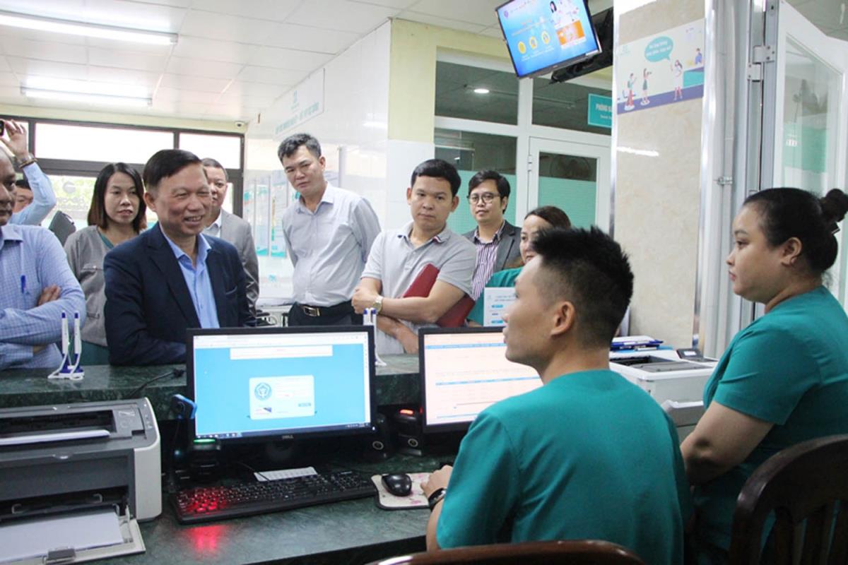 Người dân đăng ký kiểm tra sức khỏe, khám chữa bệnh thông qua hồ sơ bệnh án điện tử tại Bệnh viện 199.