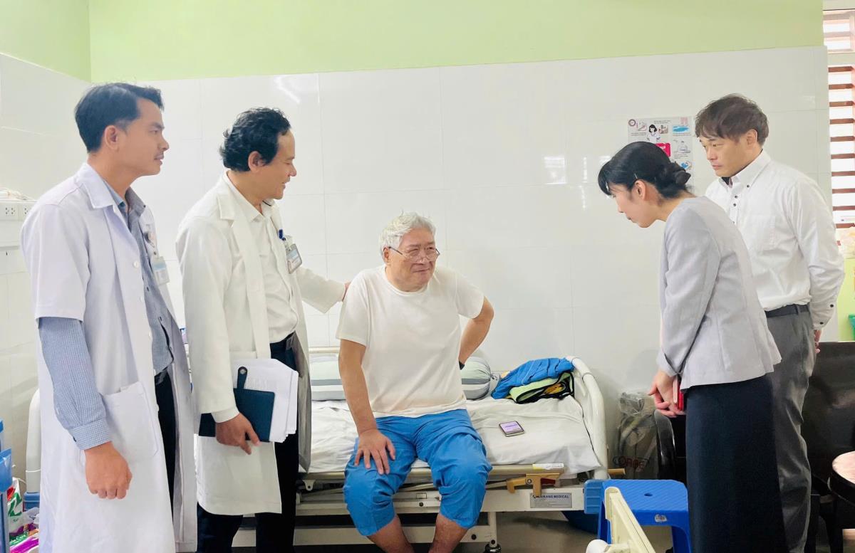 TS.BS Nguyễn Văn Dũng - Chủ tịch Hội Châm cứu TP Đà Nẵng thực hiện phương pháp laser châm, giúp giảm đau và hỗ trợ phục hồi chức năng cho bệnh nhân.