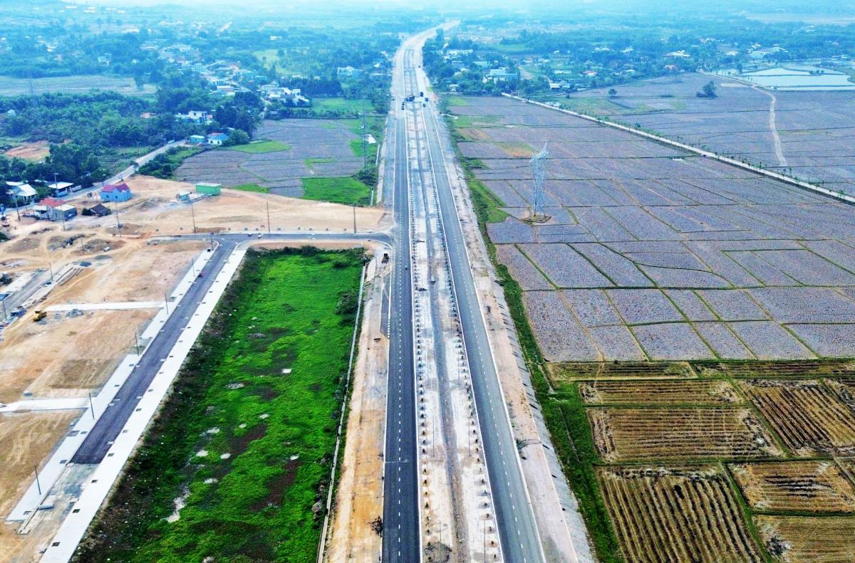 TP Đà Nẵng sẽ đầu tư tuyến đường nối từ đường vành đai phía Tây đến cao tốc La Sơn - Túy Loan.
Trong ảnh: Một đoạn đường vàng đai phía Tây.