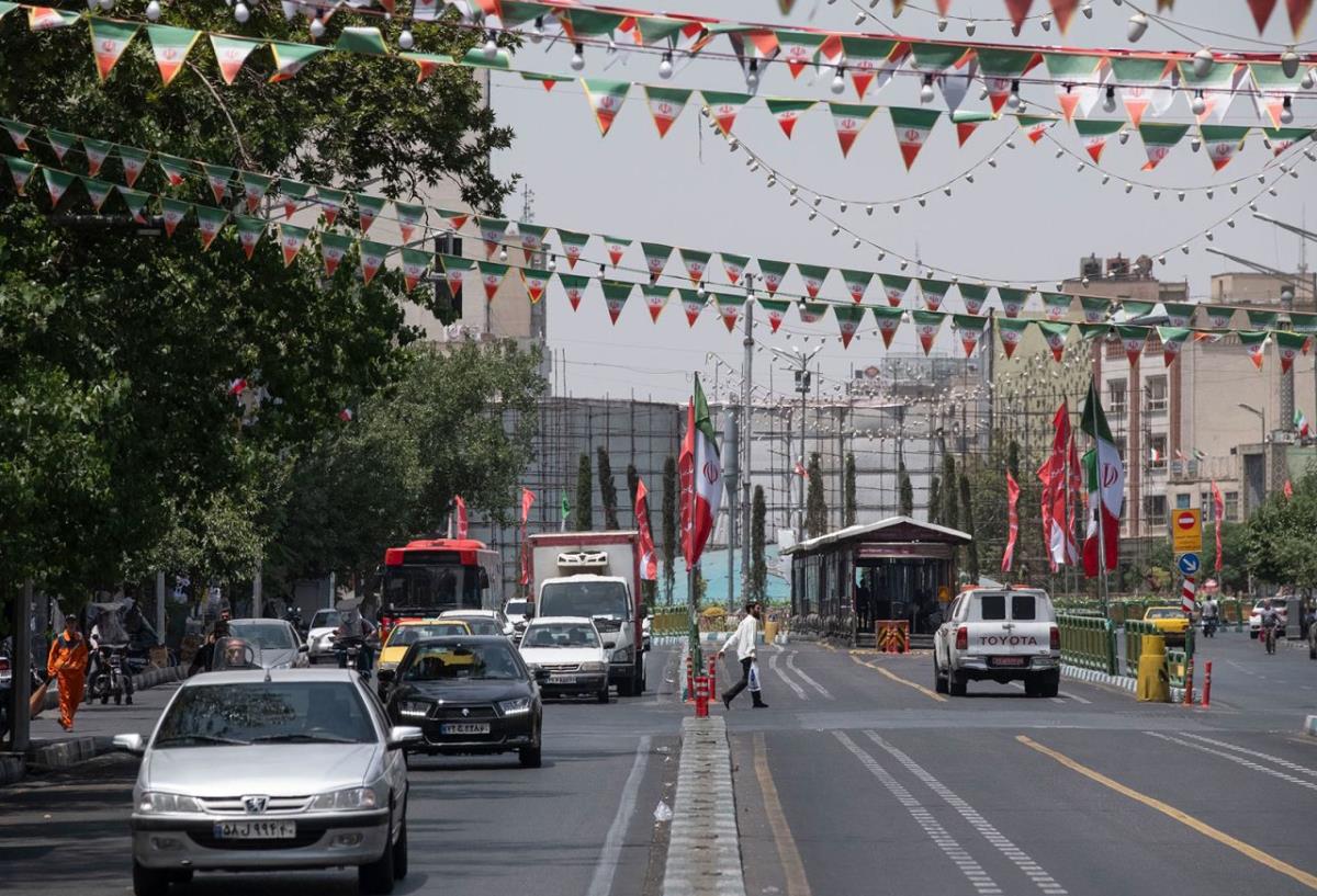 Quang cảnh một đại lộ ở trung tâm Tehran (Iran) sau khi lệnh ngừng bắn giữa Iran và Israel có hiệu lực. Ảnh: AP