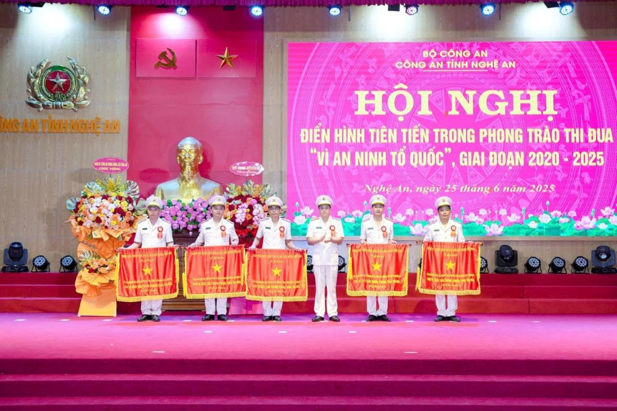 Ông Lê Hồng Vinh - Chủ tịch UBND tỉnh và Đại tá Đinh Việt Dũng - Giám đốc Công an tỉnh Nghệ An trao thưởng cho các tập thể điển hình tiên tiến.