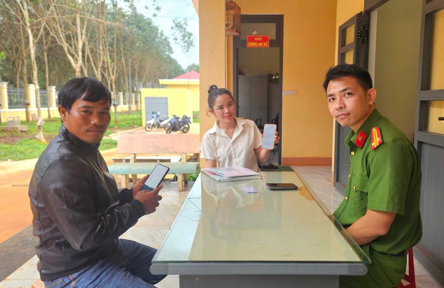Cán bộ Công an xã Glar hướng dẫn người dân kết nối mô hình "Tố giác tội phạm qua mạng xã hội" để theo dõi các thông tin.