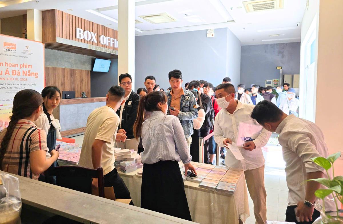 Khán giả xếp hàng nhận vé xem phim miễn phí hàng loạt bộ phim được chiếu tại các cụm rạp trong khuôn khổ LHP.