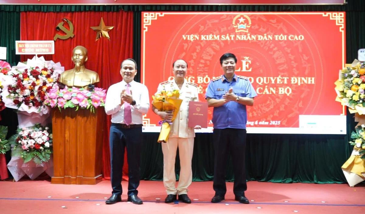 Ông Nguyễn Quang Dũng-Phó Viện trưởng VKSNDTC trao quyết định của VKSNDTC cho các Kiểm sát viên giữ chức Viện trưởng VKSND 12 khu vực trên địa bàn Đà Nẵng từ ngày 1-7-2025