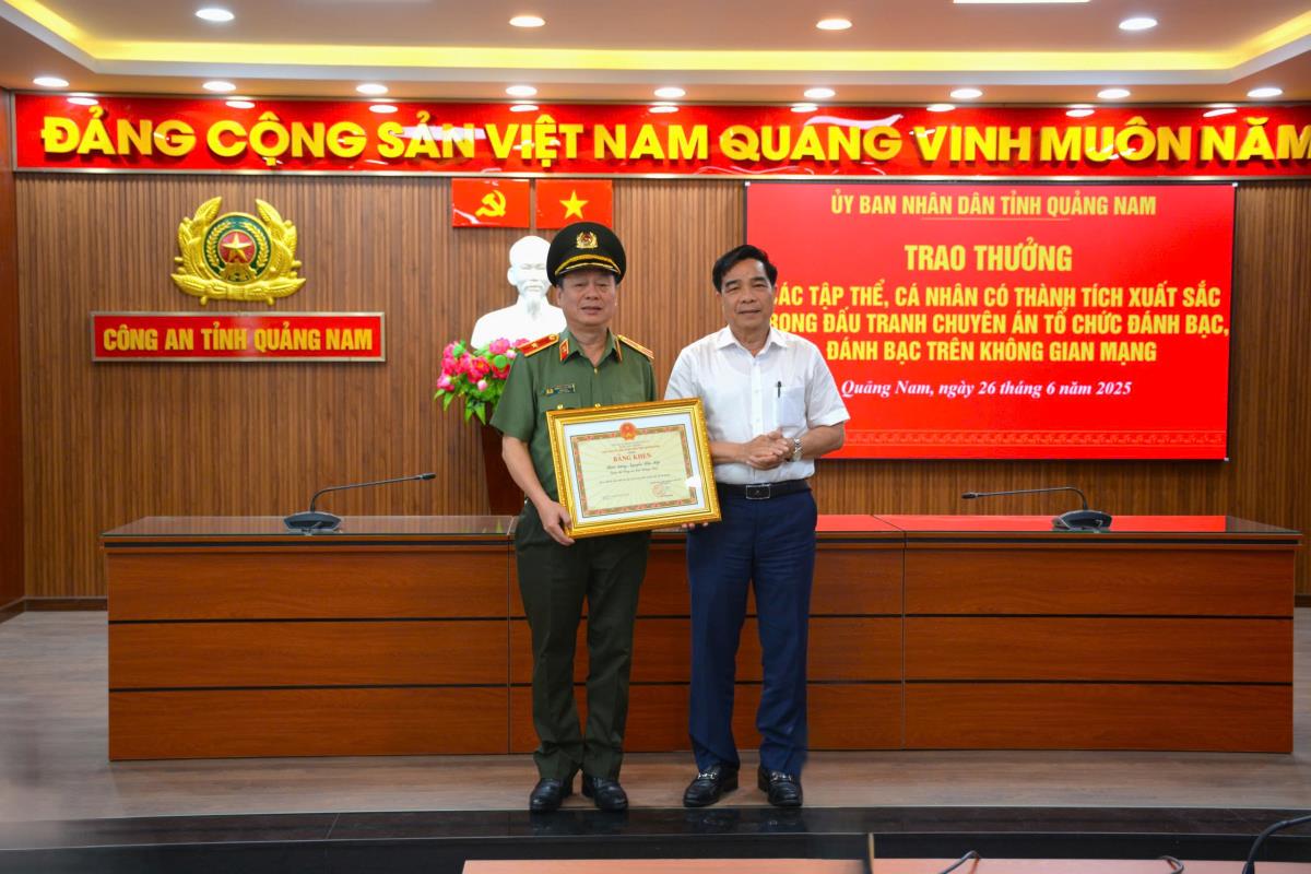 Thiếu tướng Nguyễn Hữu Hợp – Giám đốc Công an tỉnh Quảng Nam trao Giấy khen cho các tập thể, cá nhân có thành tích xuất sắc trong đấu tranh chuyên án.