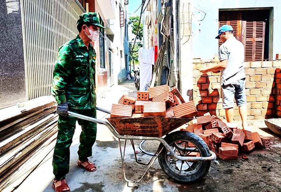 Chủ tịch UBND TP Lê Trung Chinh tặng Bằng khen cho các tập thể và cá nhân.