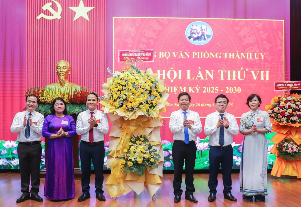 Phó Bí thư Thường trực Thành ủy Đà Nẵng Nguyễn Đình Vĩnh (thứ 3, bên trái qua) tặng hoa chúc mừng Đại hội.