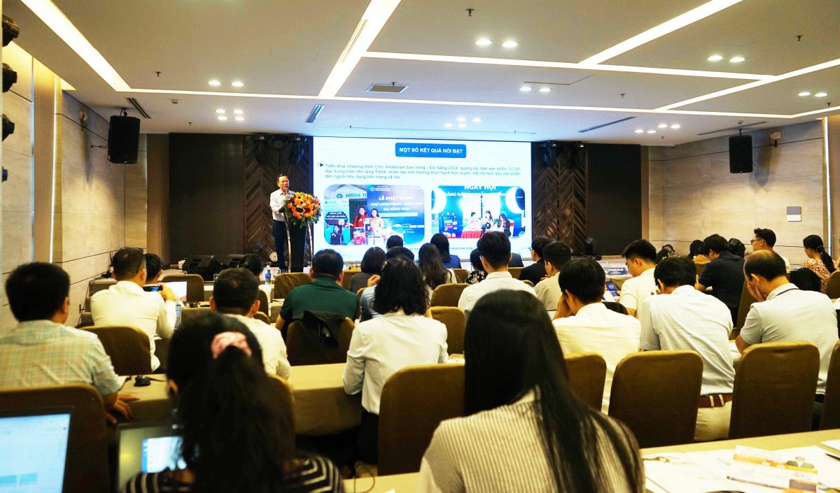 Gian hàng trưng bày, giới thiệu, tư vấn sản phẩm bên lề Chương trình tập huấn.