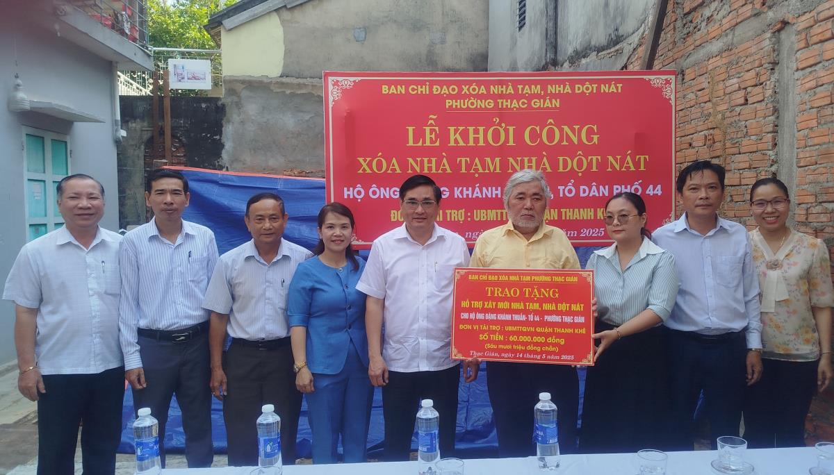 CBCS Đồn Biên phòng Phú Lộc chung tay xóa nhà tạm cho hộ người có công ở phường Thanh Khê Tây.