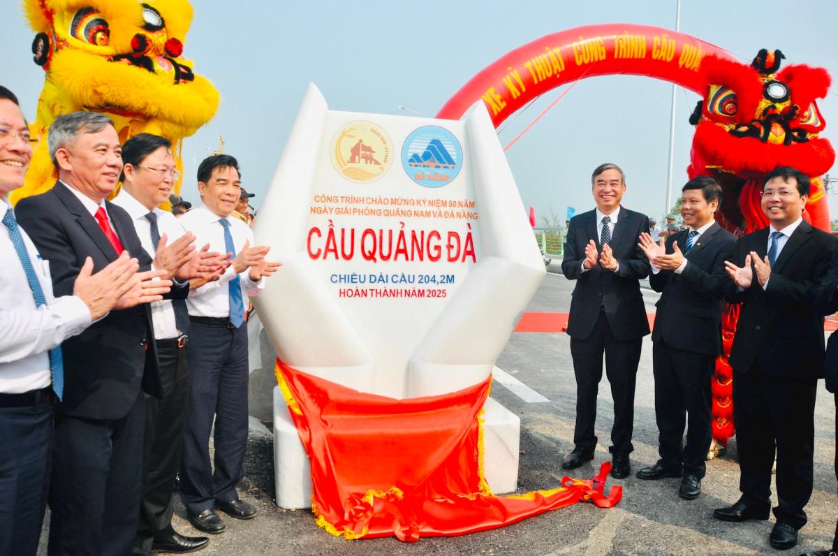Hai mảnh ghép Đà Nẵng - Quảng Nam hợp nhất, sẽ có một cửa ngõ chiến lược thực sự cho khu vực miền Trung và Tây Nguyên, với khả năng kết nối đa phương thức (đường biển, đường không, đường bộ, đường sắt) được nâng tầm. Trong ảnh: Lãnh đạo TP Đà Nẵng và tỉnh Quảng Nam tham dự lễ thông xe cầu Quảng Đà - công trình kết nối giao thông giữa hai địa phương tổ chức vào cuối tháng 3-2025.