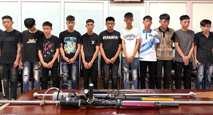 Nhóm “quái xế” mang theo hung khí đi gây rối bị lực lượng Công an truy bắt vào cuối tháng 5-2025.