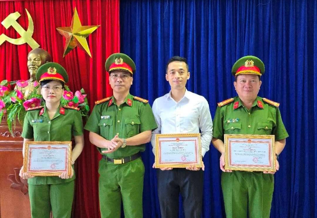 Thừa ủy nhiệm, lãnh đạo Phòng Cảnh sát Quản lý hành chính về trật tự xã hội trao Giấy khen cho tập thể và cá nhân.