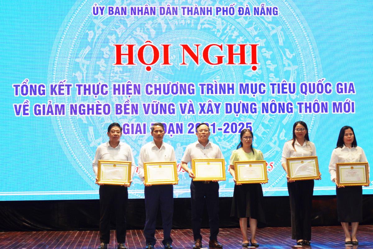 Cảng Đà Nẵng trao quà cho các hộ nghèo trên địa bàn Q.Ngũ Hành Sơn (TP Đà Nẵng) trong dịp Tết Nguyên đán 2025.