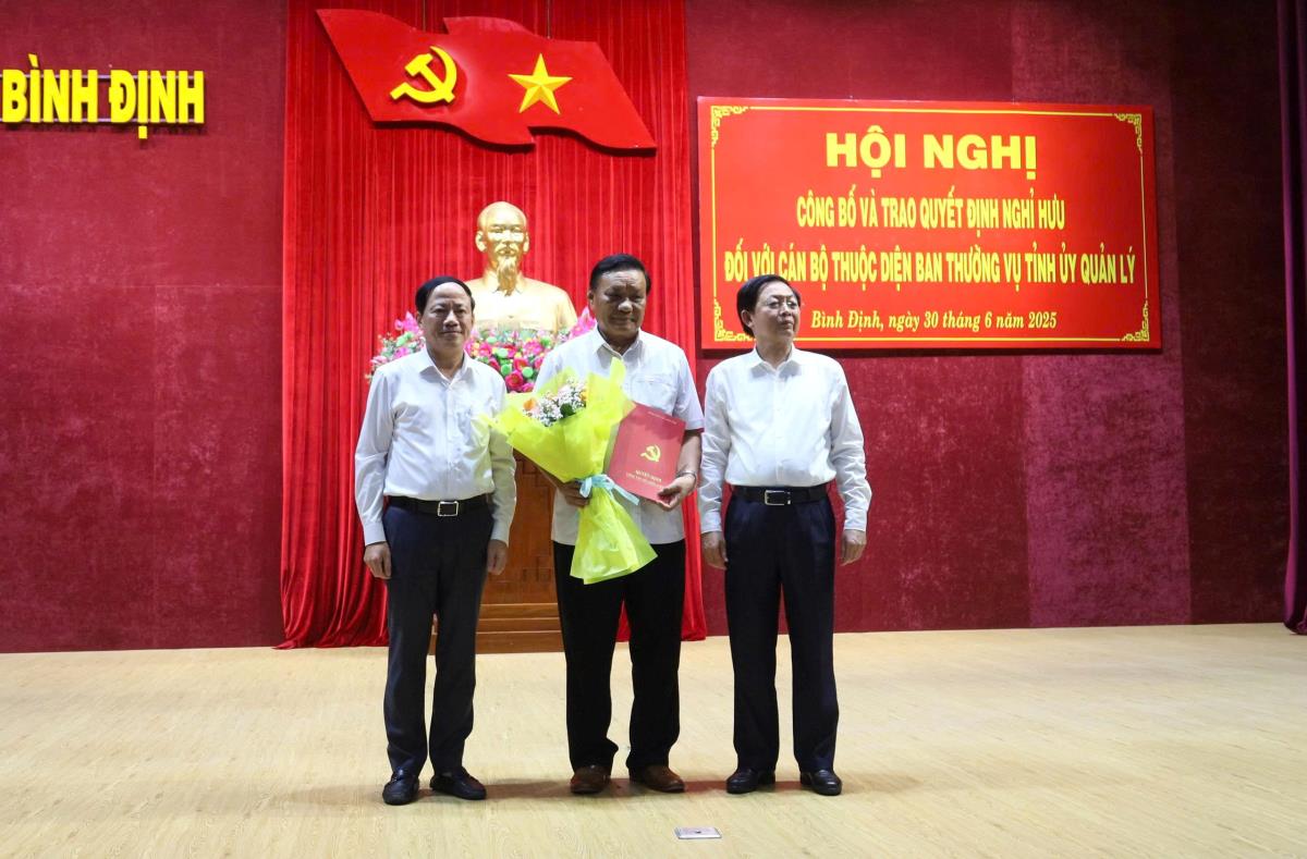 Trao quyết định nghỉ hưu trước tuổi cho cán bộ thuộc diện Ban Thường vụ Tỉnh ủy quản lý.