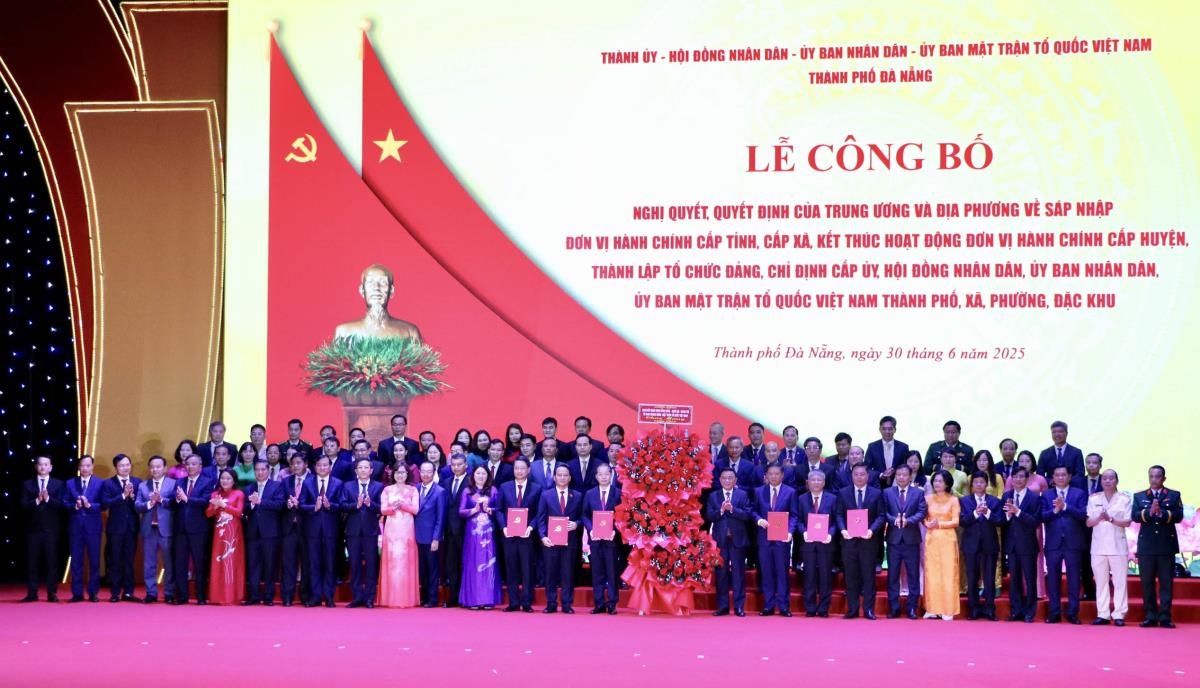 Thường trực Ban Bí thư Trần Cẩm Tú kiểm tra hoạt động theo mô hình chính quyền 2 cấp tại P. Hải Châu, TP Đà Nẵng và động viên lãnh đạo, cán bộ công chức của phường.