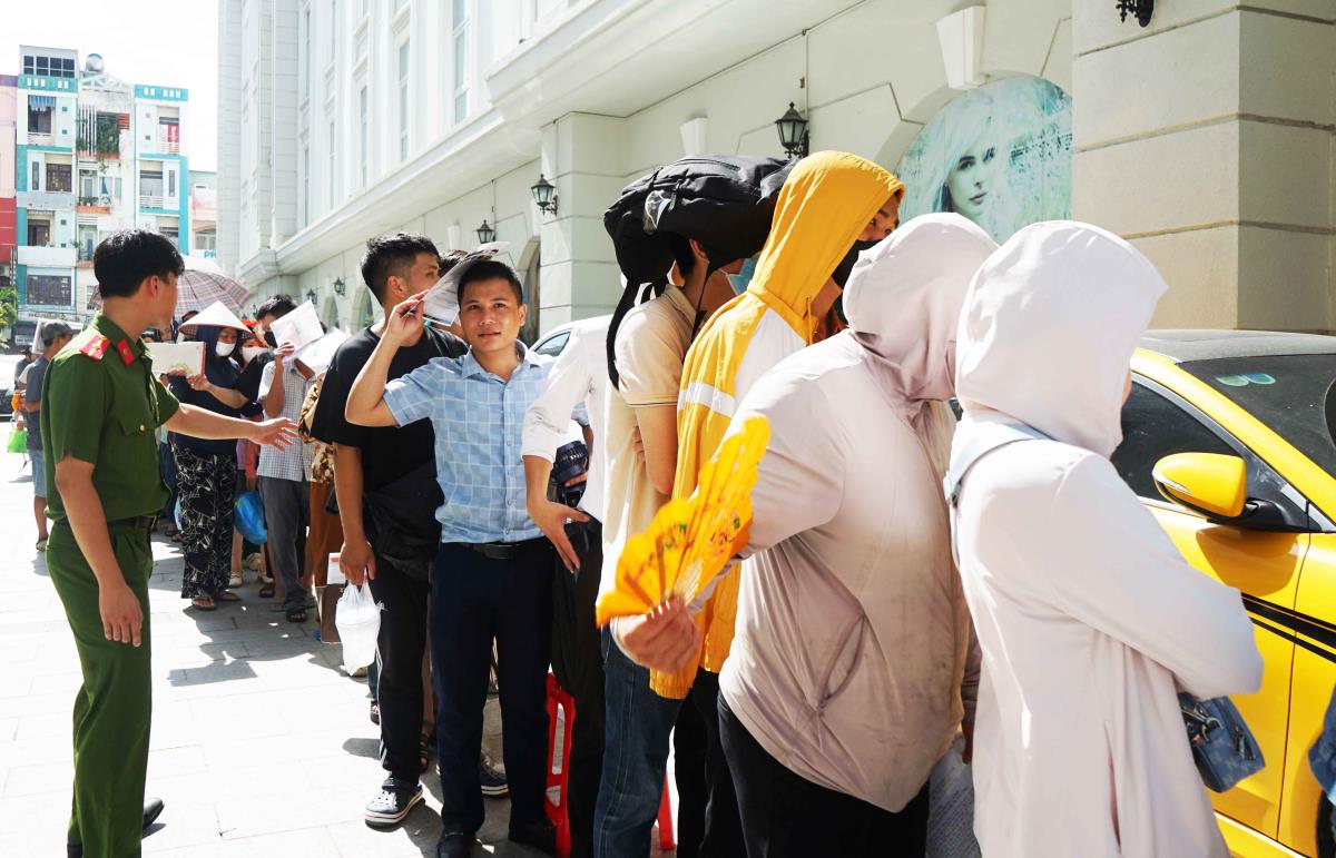 Cán bộ Sở Xây dựng TP Đà Nẵng kiểm tra và giám sát việc tiếp nhận hồ sơ của chủ đầu tư.