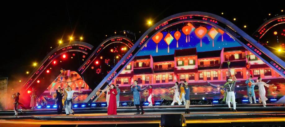 Chương trình nghệ thuật đặc sắc chủ đề "Đà Nẵng - Bay cao cùng đất nước" để lại nhiều cảm xúc lắng đọng trong lòng người xem.