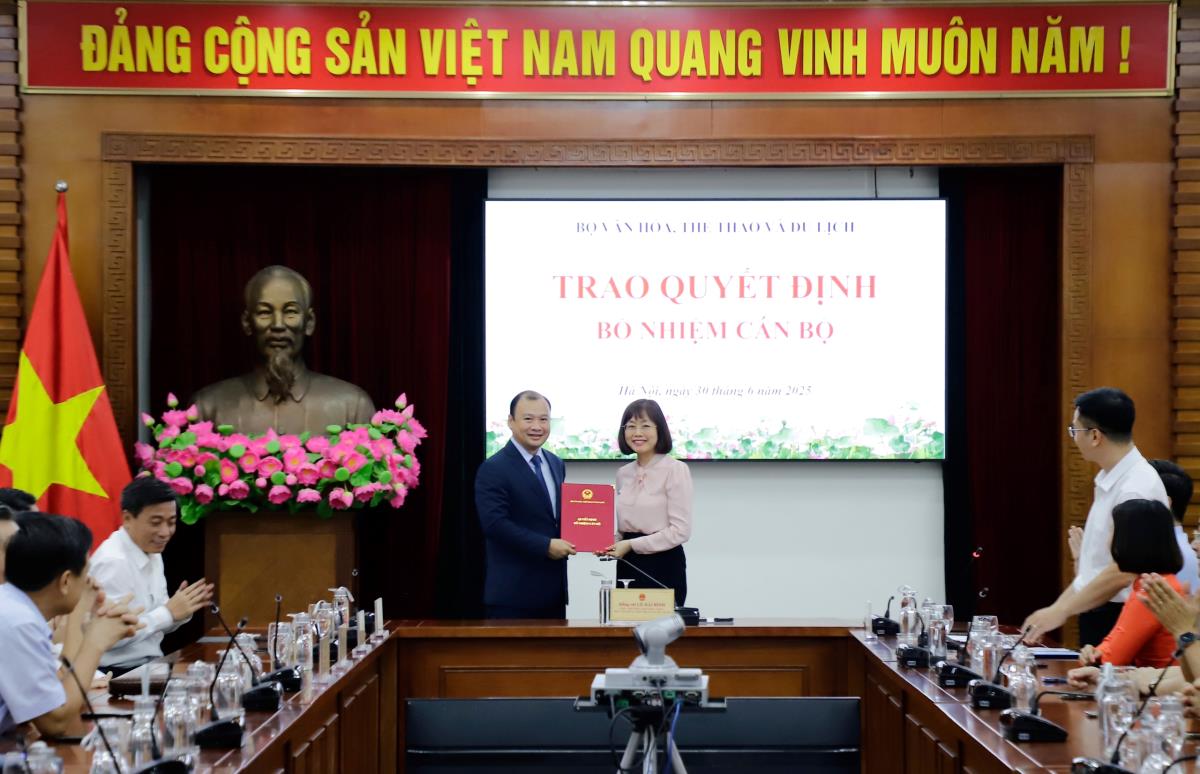 Cục Giáo dục Nghề nghiệp và Giáo dục Thường xuyên, Bộ Giáo dục và Đào tạo chúc mừng bà Khương Thị Nhàn. (ảnh: BVH-TT&DL)