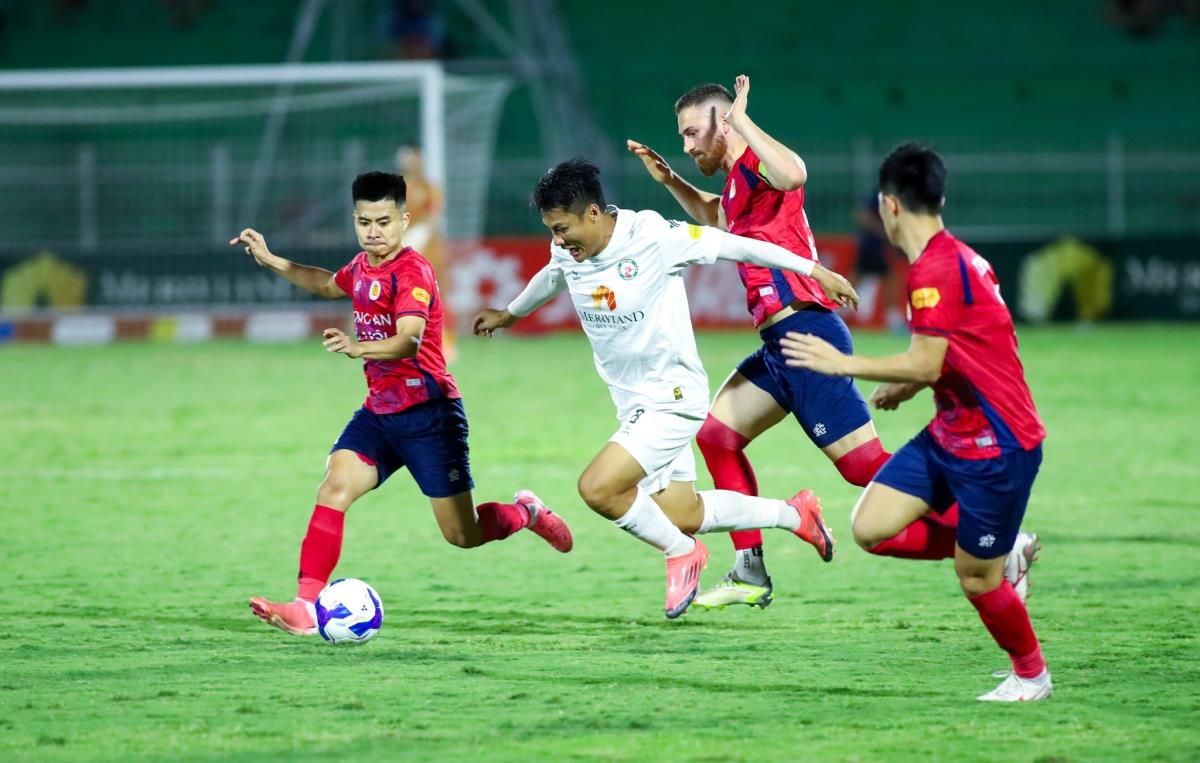Sau trận thua 1-5 trước CLB Công an Hà Nội, Bình Định (áo sáng) bất lợi nhất trong hành trình trụ hạng.