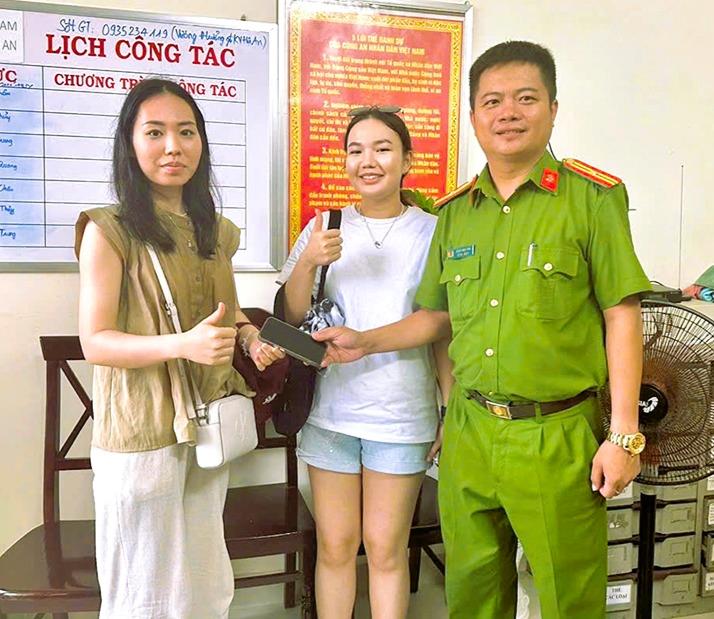 Công an phường Minh An trao trả ĐTDĐ cho nữ du khách.