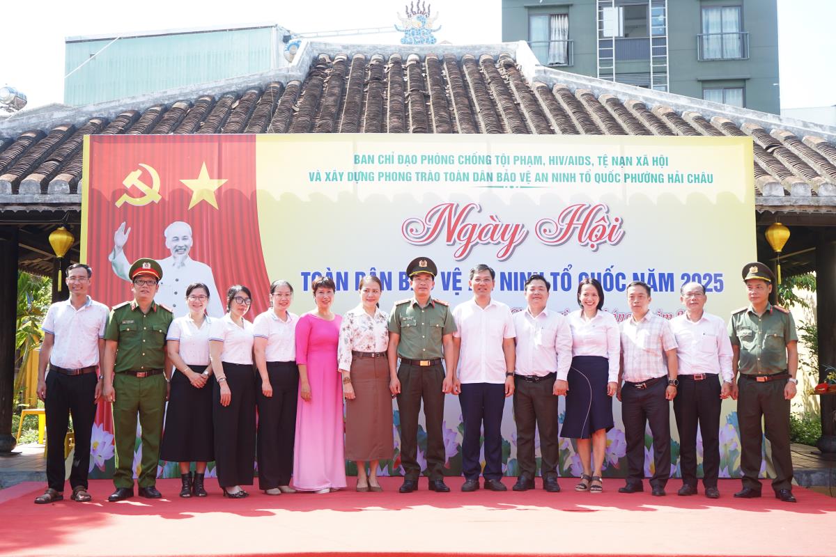 Hội thi vẽ tranh của thiếu nhi tại ngày hội