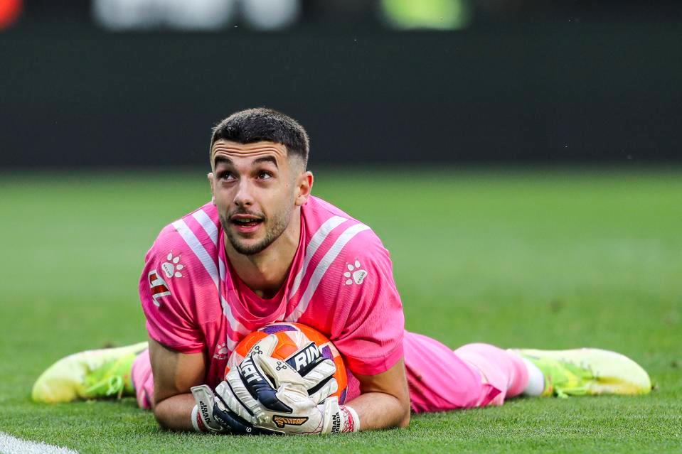 Joan Garcia đối mặt với sự phẫn nộ của các cổ động viên Espanyol.