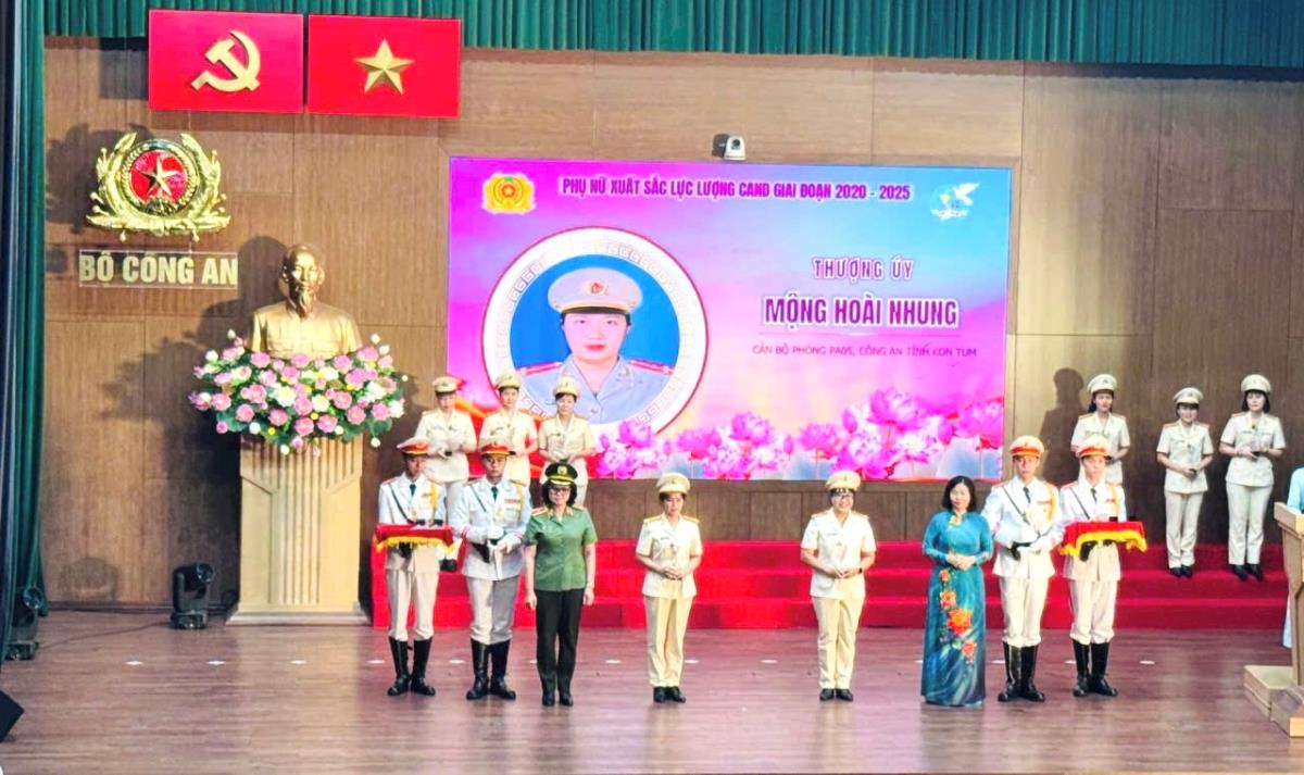 Thượng úy Mộng Hoài Nhung (hàng đầu bên phải sang) được vinh danh "Phụ nữ xuất sắc lực lượng Công an nhân dân giai đoạn 2020-2025".