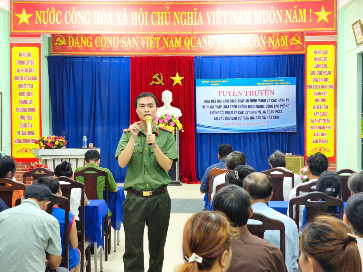 Các báo cáo viên tuyên truyền cho người dân về thủ đoạn phòng, chống tội phạm sử dụng công nghệ cao.