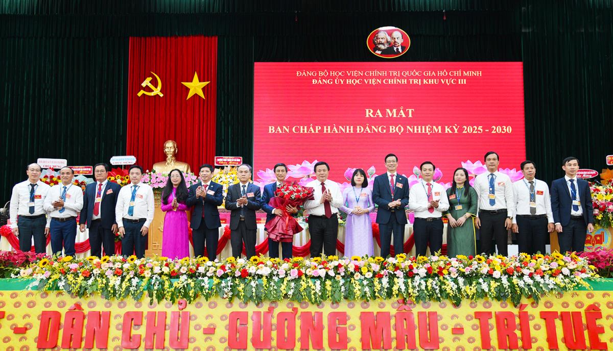 GS-TS Nguyễn Xuân Thắng (thứ 8, từ phải sang) tặng hoa chúc mừng Ban Chấp hành Đảng bộ Học viện Chính trị khu vực III, nhiệm kỳ 2025-2030.