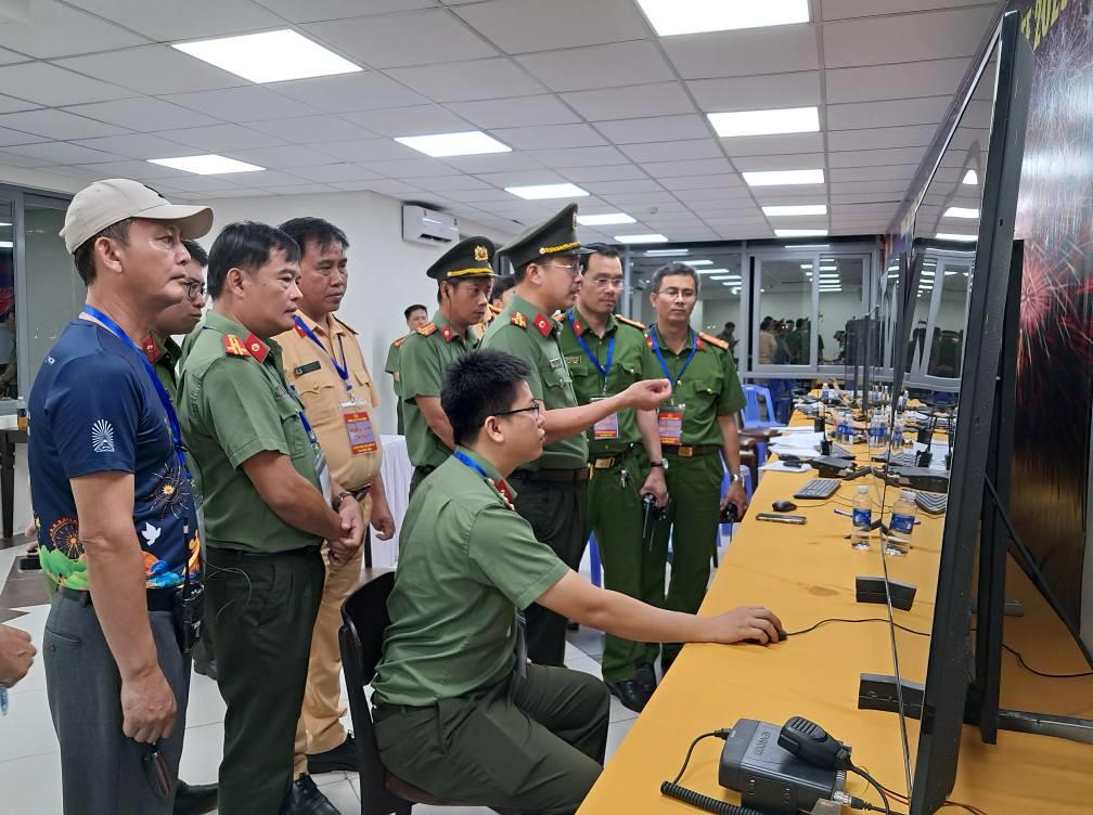 Cán bộ chiến sĩ làm nhiệm vụ bảo vệ đêm thứ 2 DIFF 2025 tại các chốt điểm.