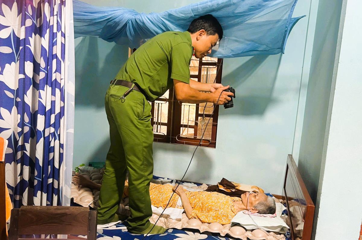 Tổ công tác Công an thị trấn Ái Nghĩa thực hiện các thao tác nghiệp vụ, làm Căn cước cho ông Đỗ Đình Tẩn.