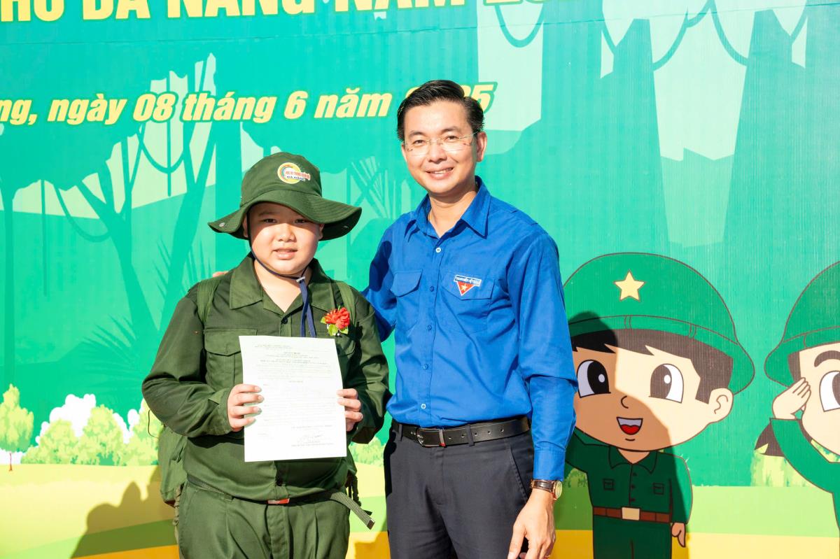 Phó Bí thư Thành Đoàn Đà Nẵng Nguyễn Bá Duân động viên các học viên trước khi tham gia vào chương trình “Học kỳ trong quân đội”.