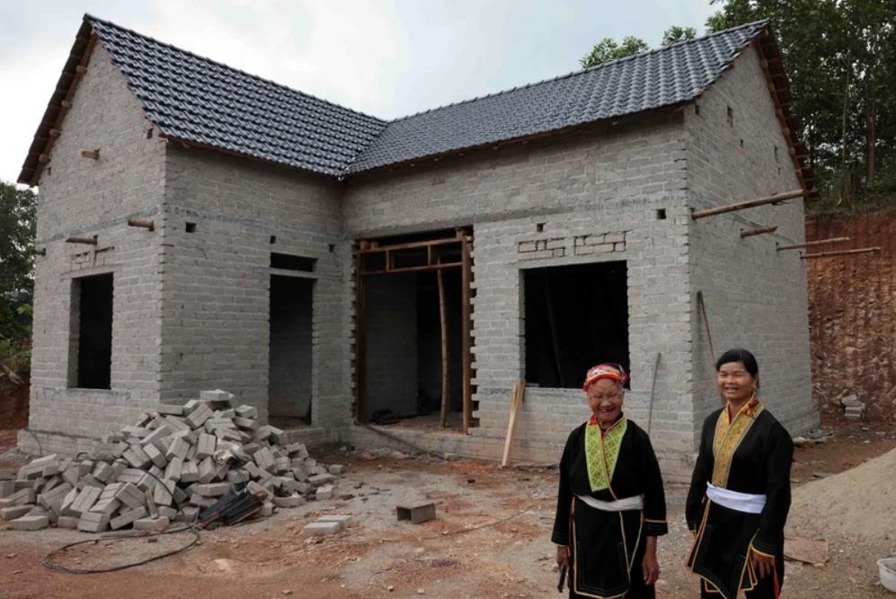 Niềm vui của gia đình chị Đặng Thị Hà, dân tộc Dao ở xã Ngọc Mỹ, huyện Võ Nhai, tỉnh Thái Nguyên khi có nhà mới nhờ hỗ trợ kinh phí từ chính quyền, cộng đồng. (Ảnh: Trần Việt/TTXVN)